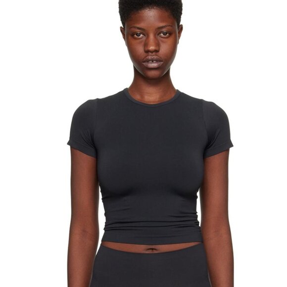 SKIMS Seamless Black Tee - Picture 1 of 2